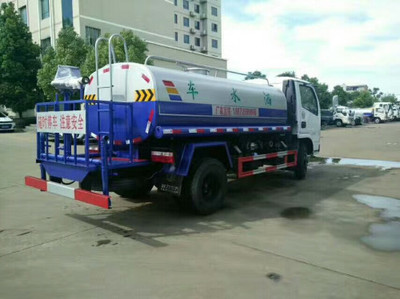 灑水車與環衛車 城市清潔的守護者